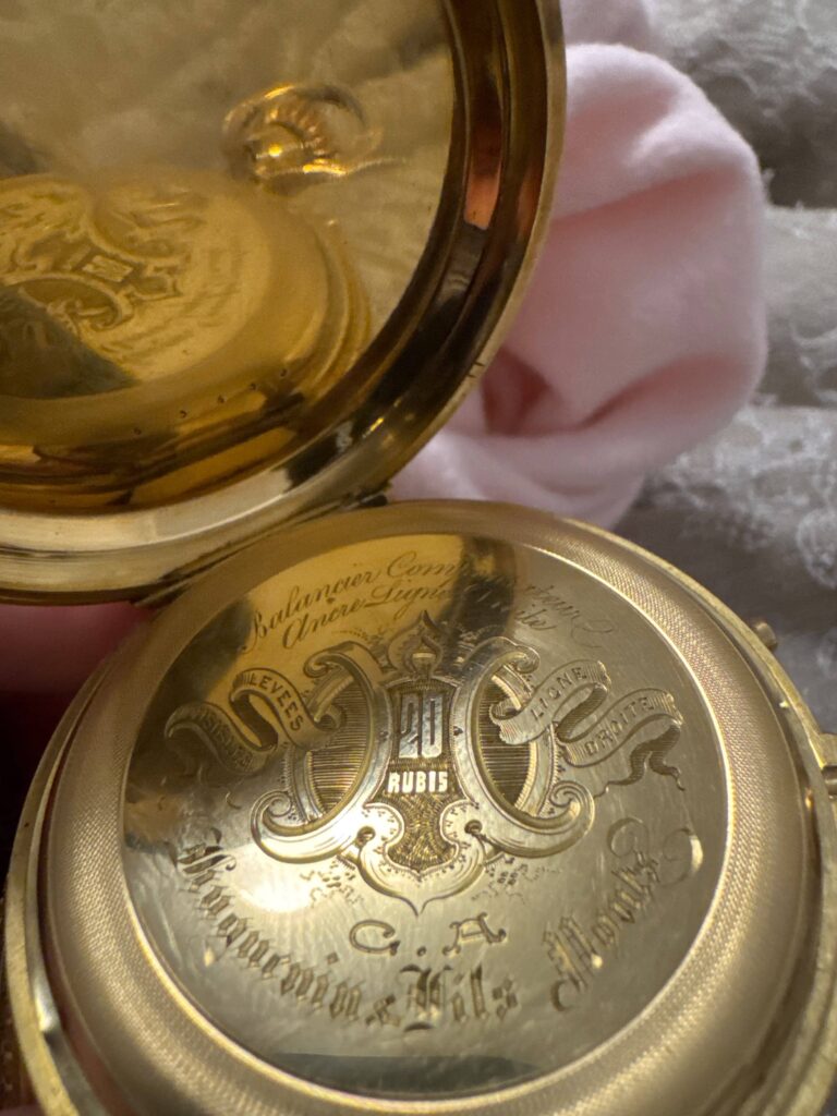 Interior grabado de la tapa de un reloj de bolsillo de oro