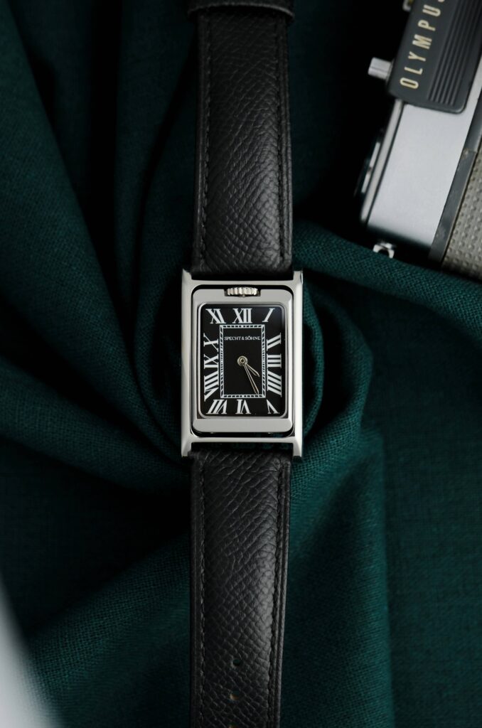 Reloj de pulsera rectangular con correa de piel negra