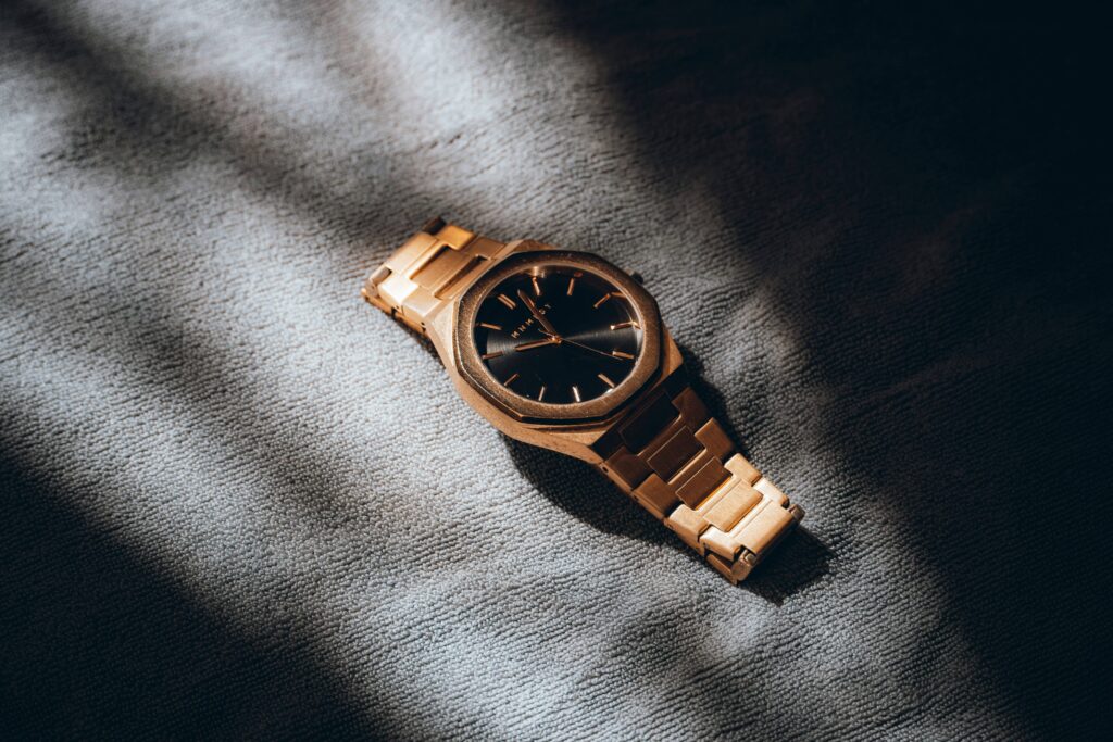 Reloj de pulsera de oro con esfera negra tasado por Circular Art