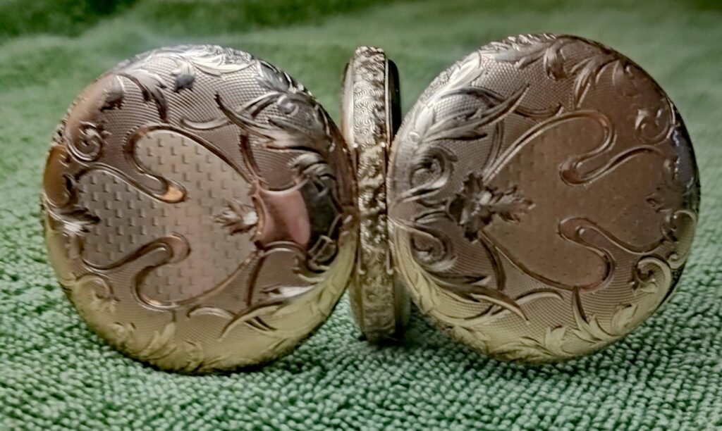 Tapas grabadas a mano de un reloj de bolsillo antiguo