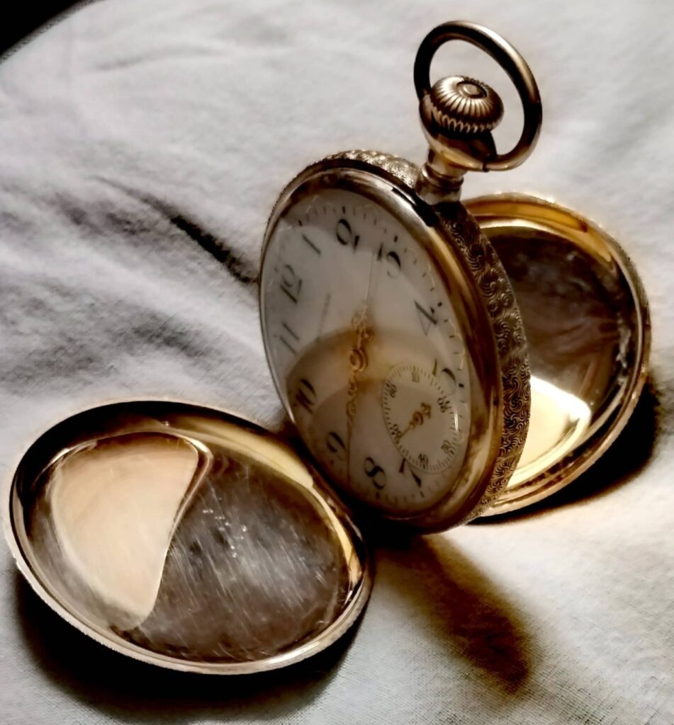 Reloj de bolsillo antiguo abierto, con esfera de porcelana y tapas de oro