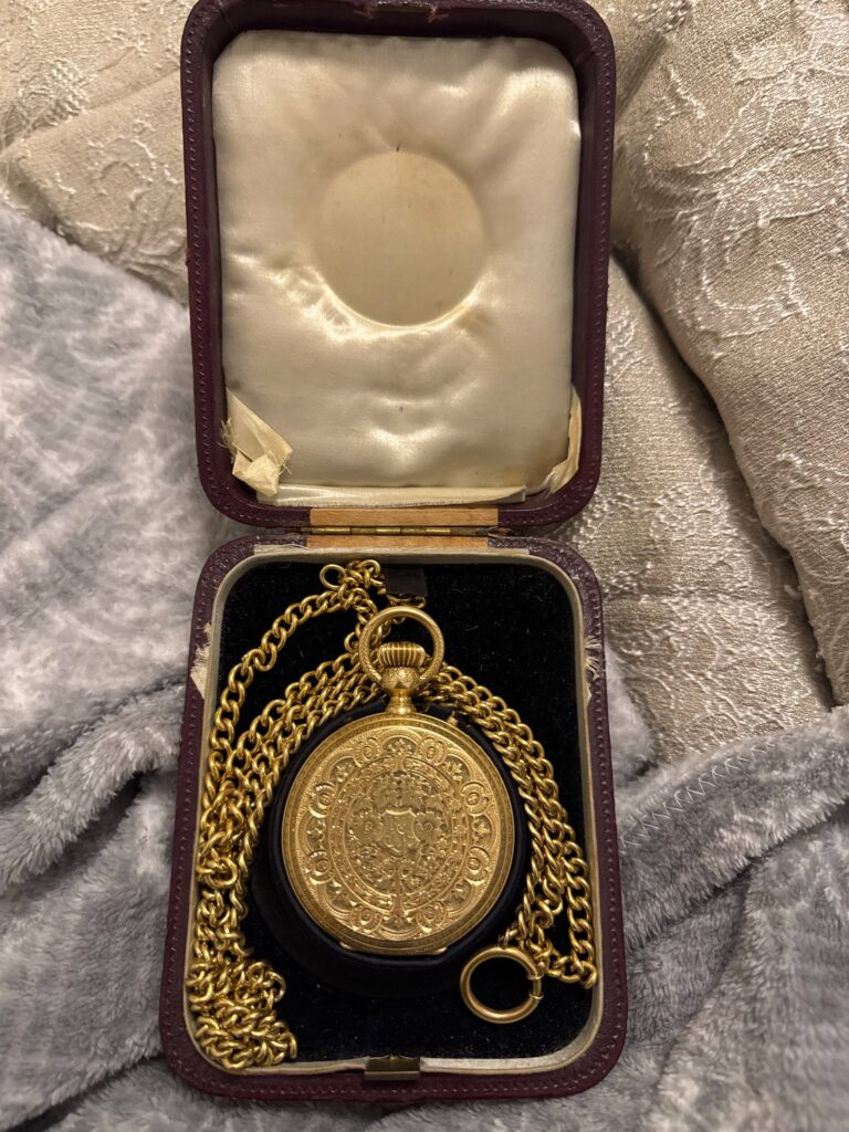 Reloj de bolsillo de oro con leontina en su estuche original