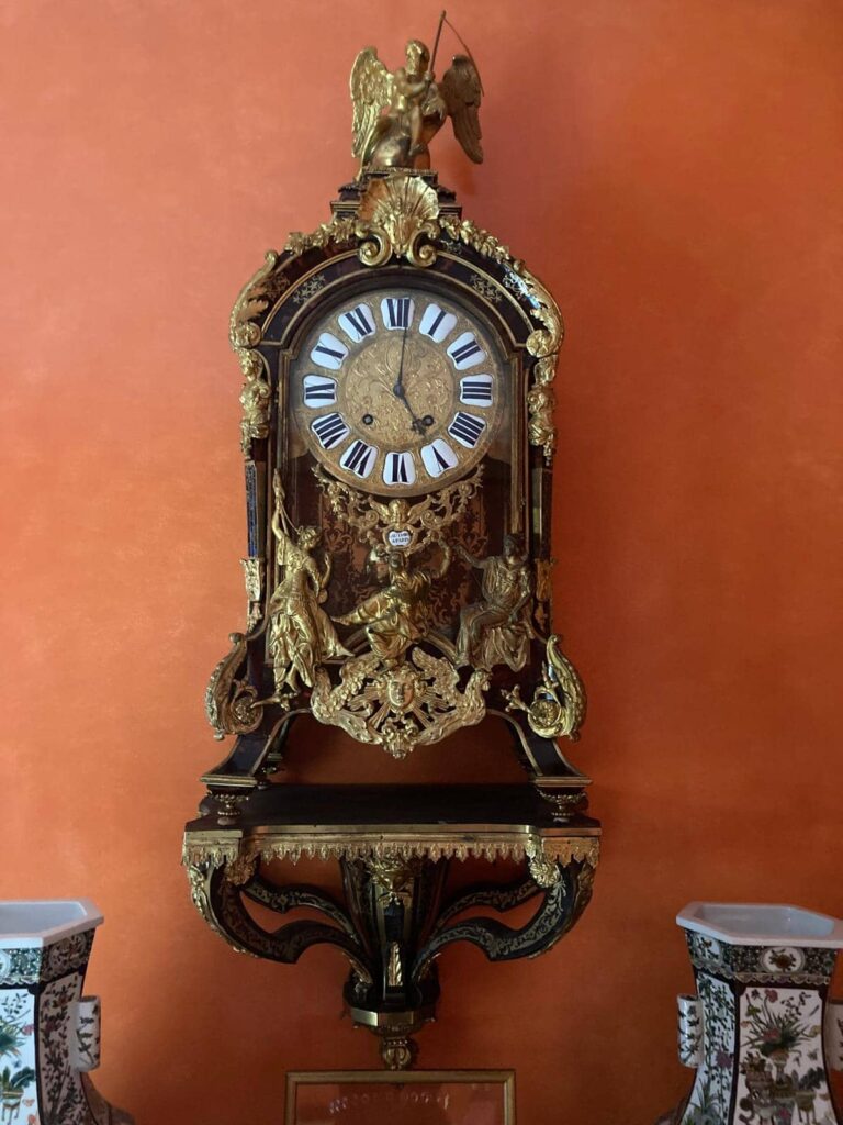 Reloj antiguo de sobremesa con bronces dorados sobre su peana
